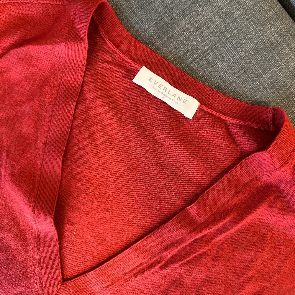 Everlane red v-neck long-sleeved sweater women’s size small